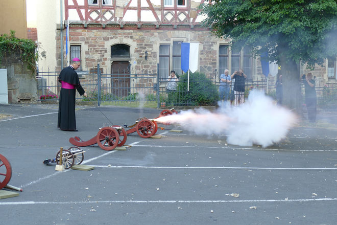 Der Apostolische Nuntius in Deutschland, S.E. Msgr. Dr. Nikola Eterović, Titularerzbischof von Cibale, beim Katzenkoppschießen am Vorabend des Fronleichnamsfestes 2017 in Fritzlar